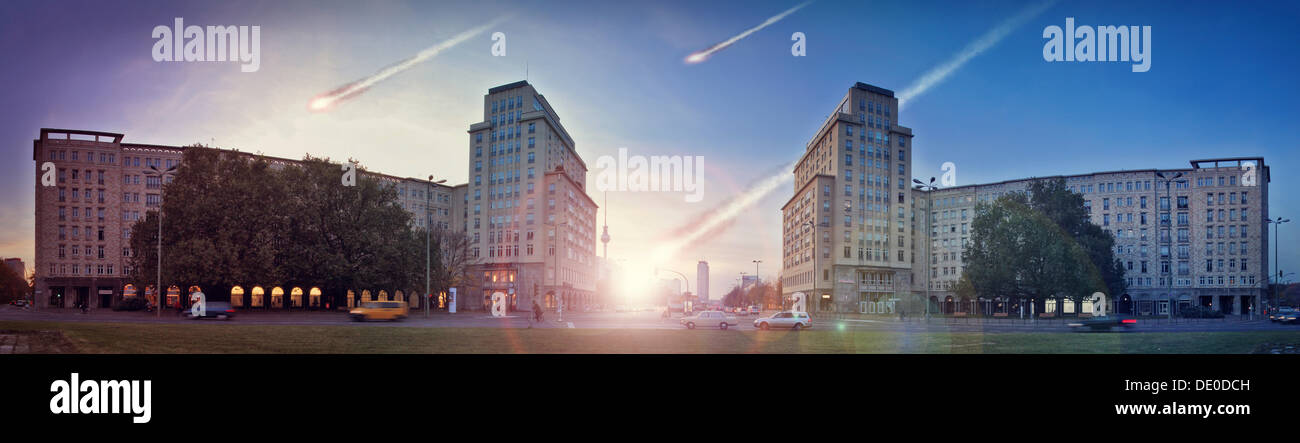 Il giorno del giudizio universale, meteoriti al di sopra del centro di Berlino, Stalin edifici, alloggiamento socialista sulla piazza Strausbergerplatz, cercando Foto Stock