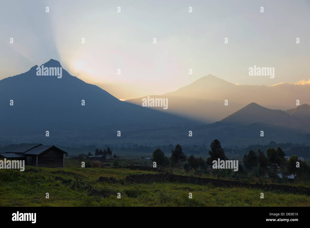 I vulcani Virunga Mikeno Mount e il Monte Karisimbi a sunrise Foto Stock