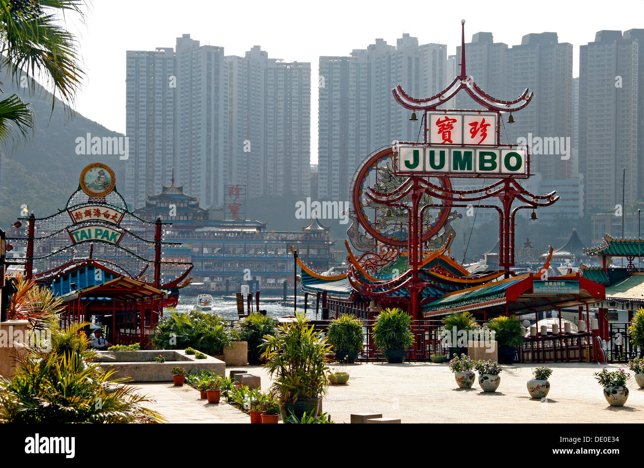 Il Ferry Pier a Tai Pak e Jumbo unito, ristorante galleggiante, grattacieli sul retro, Hong Kong, Cina, Asia Foto Stock