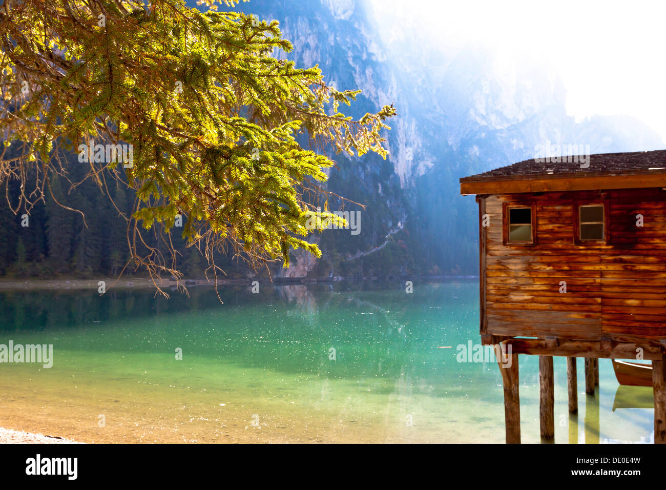 Il Boathouse sul lago Lago di Braies, Lago di Braies, Braies valle, Dolomiti, provincia di Bolzano, Italia, Europa Foto Stock