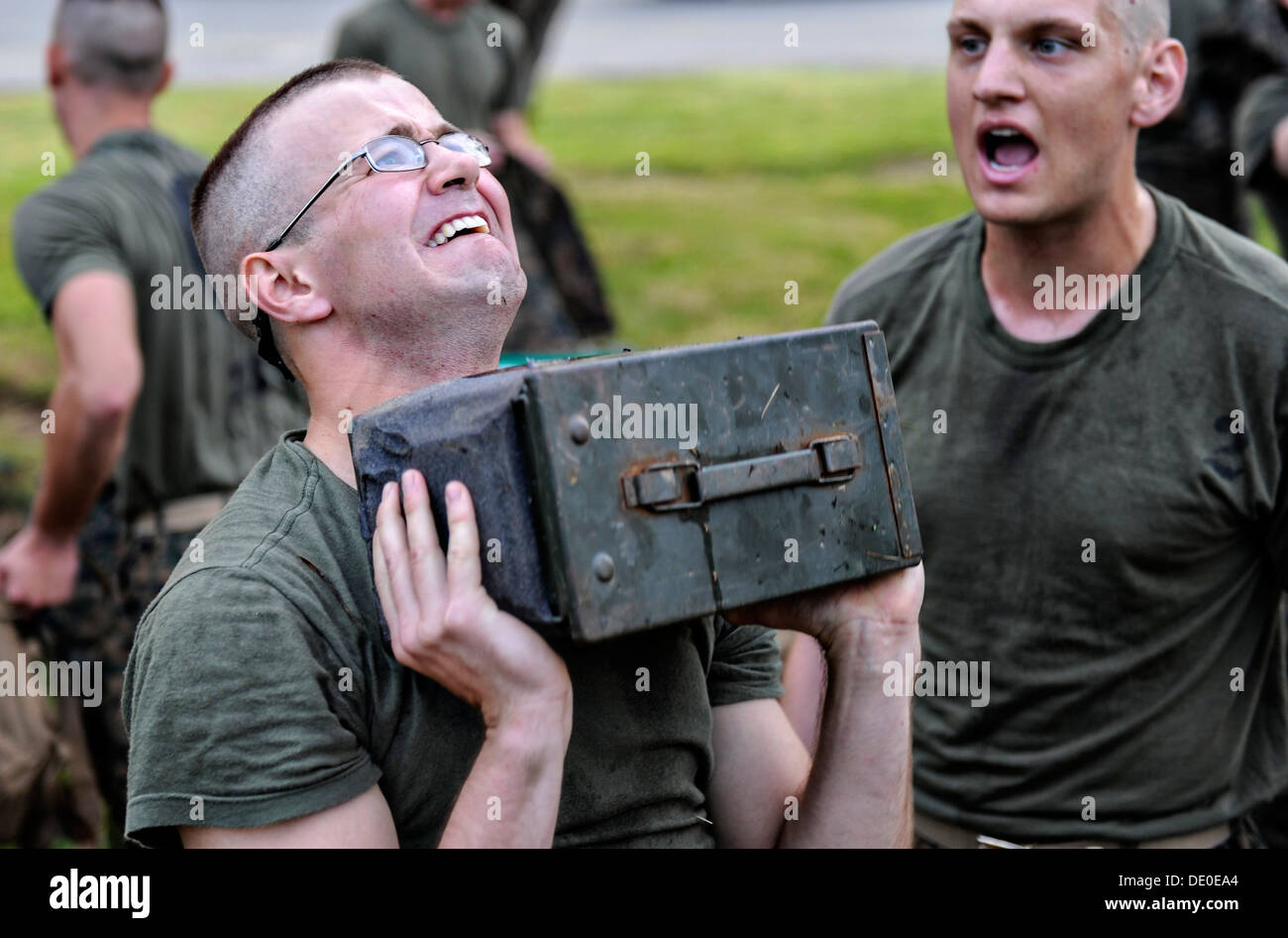 US Marine Corps Officer Scuola candidati candidati durante il combattimento Fitness Test al Marine Corps base Quantico Giugno 20, 2013 in Quantico, VA. Foto Stock