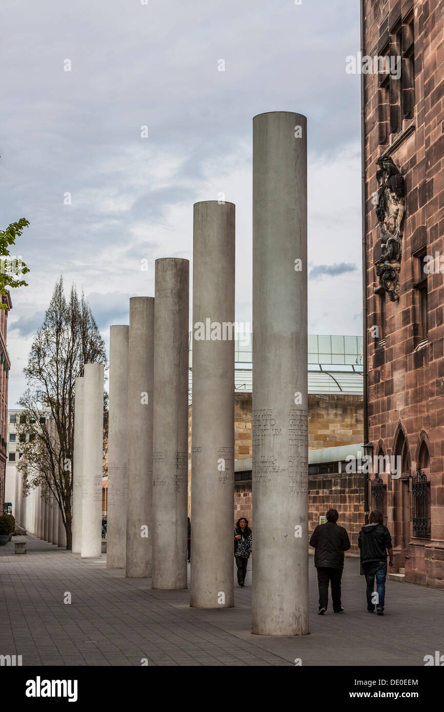 Titolo di Diritti Umani, 27 pilastri rotondi realizzati in cemento bianco ogni inciso con un articolo della Dichiarazione universale dei Foto Stock