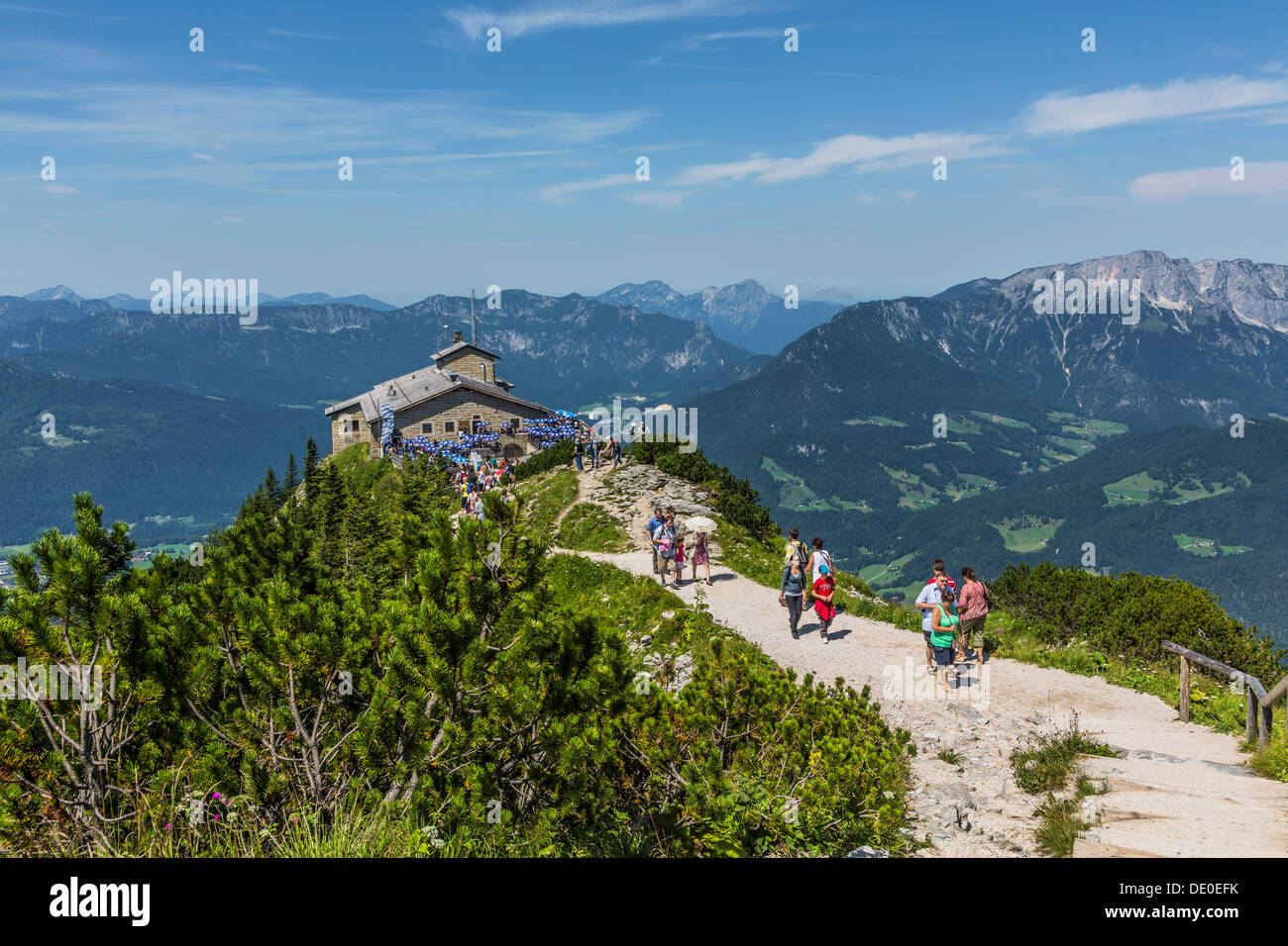 Vista dal vertice di croce verso Kehlsteinhaus o Nido dell'Aquila, le Alpi Berchtesgaden, Bavaria Foto Stock