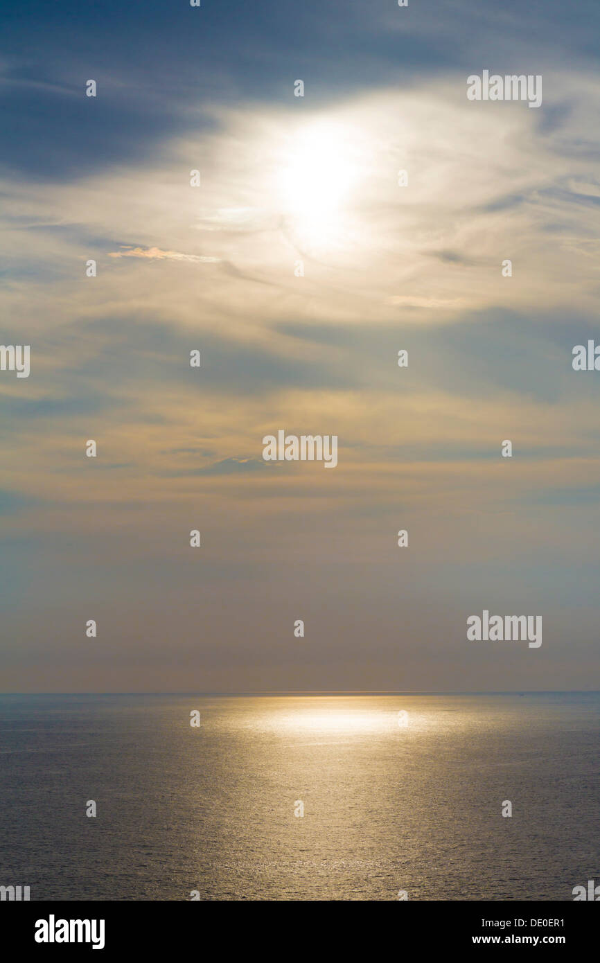 Vista dell'Oceano Atlantico come si vede dal Cabo de Sao Vicente in serata, vicino a Sagres, Algarve, Portogallo, Europa Foto Stock