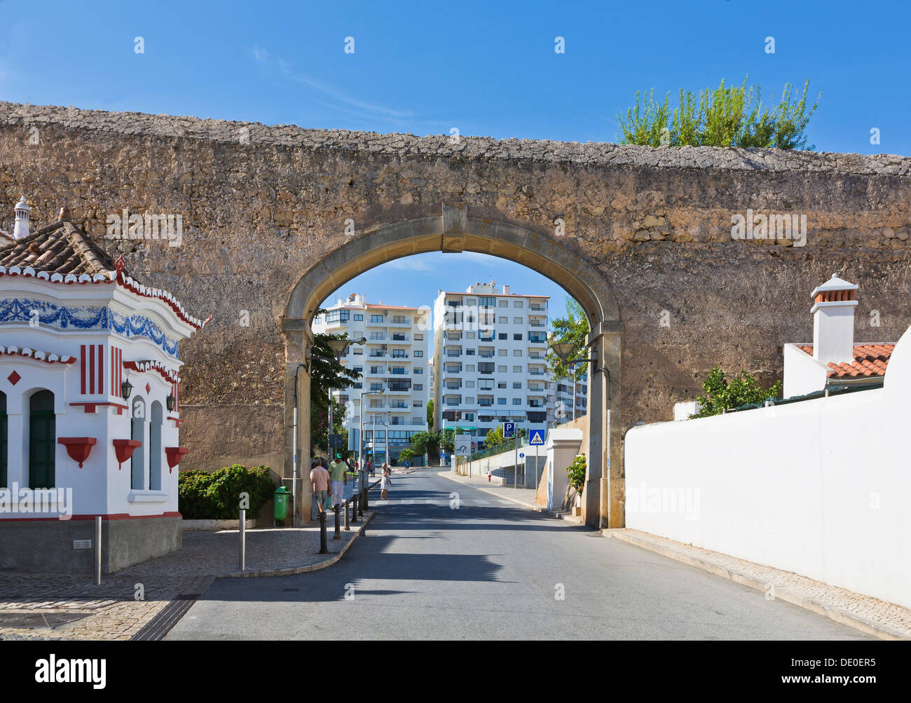 Parete della città con una porta ad arco, Lagos, Algarve, Portogallo, Europa Foto Stock