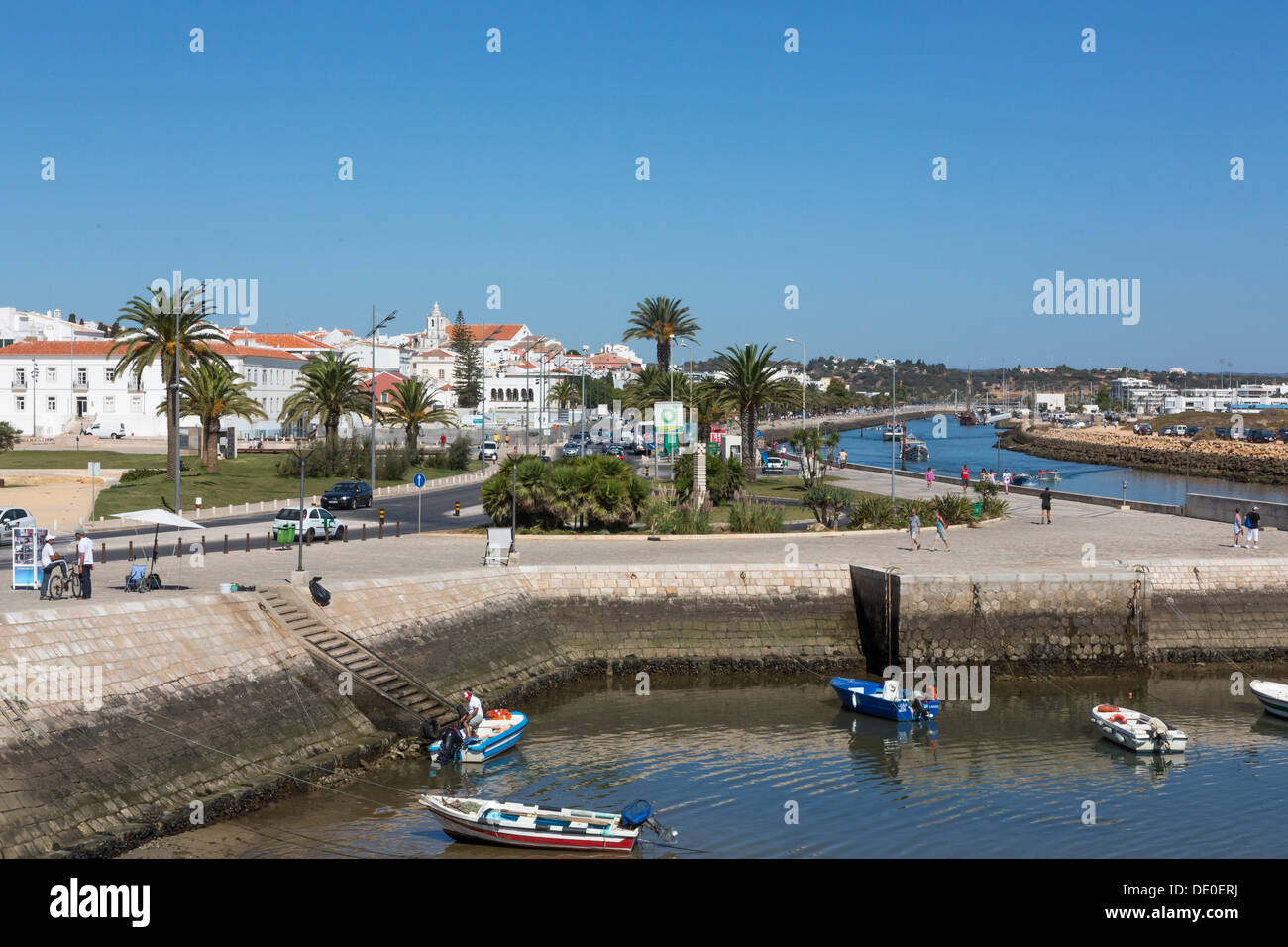 Vista da gli spalti della fortezza di Ponta da Bandeira verso la città e la marina, Lagos, Algarve, Portogallo, Europa Foto Stock