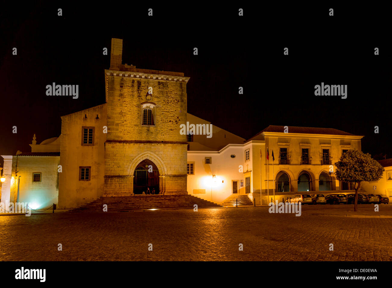 Igreja da Catedral da Sé di notte, Città Vecchia, Faro, Algarve, Portogallo, Europa Foto Stock