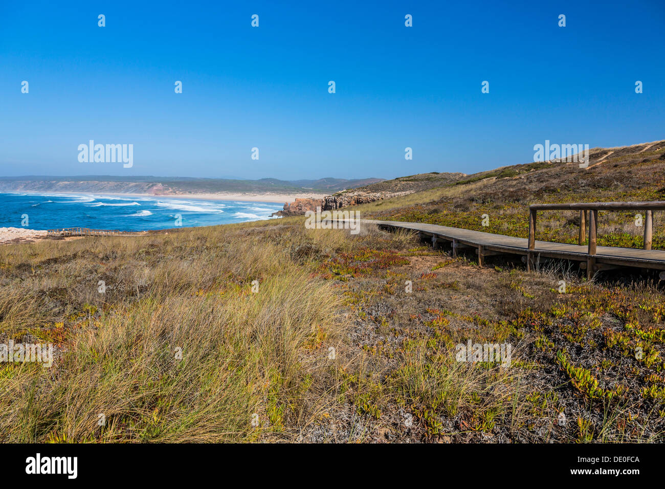 Passerella in legno al punto di vedetta, Praia da Bordeira, Carrapateira, Algarve, nella costa occidentale del Portogallo, Atlantico, Europa Foto Stock