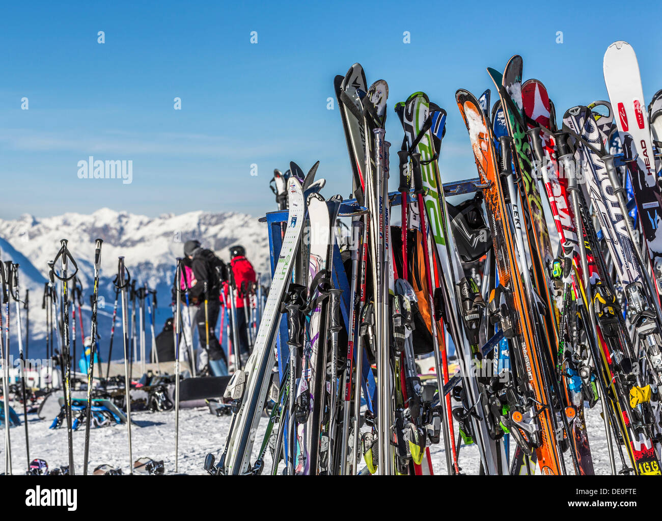 Gli sci e gli snowboard appoggiata contro i portasci Foto Stock