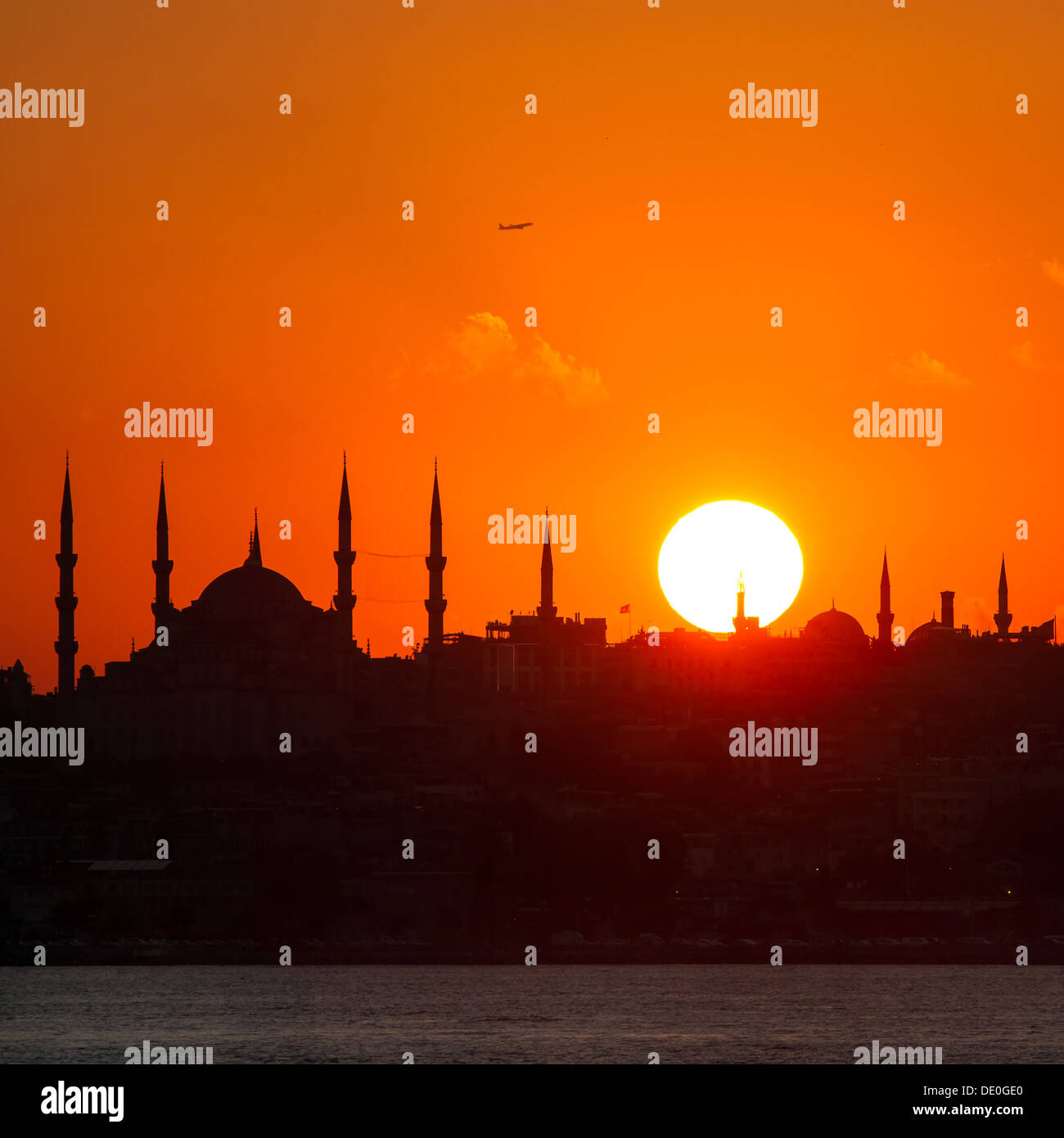 Silhouette di Istanbul. La Moschea blu e Hagia Sophia al tramonto. Foto Stock