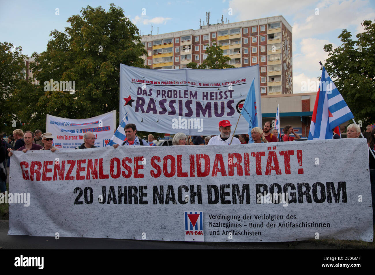 Migliaia di persone che protestano contro il razzismo, Sonnenblumenhaus edificio sul retro, dove la massiccia di destra ha avuto disordini Foto Stock