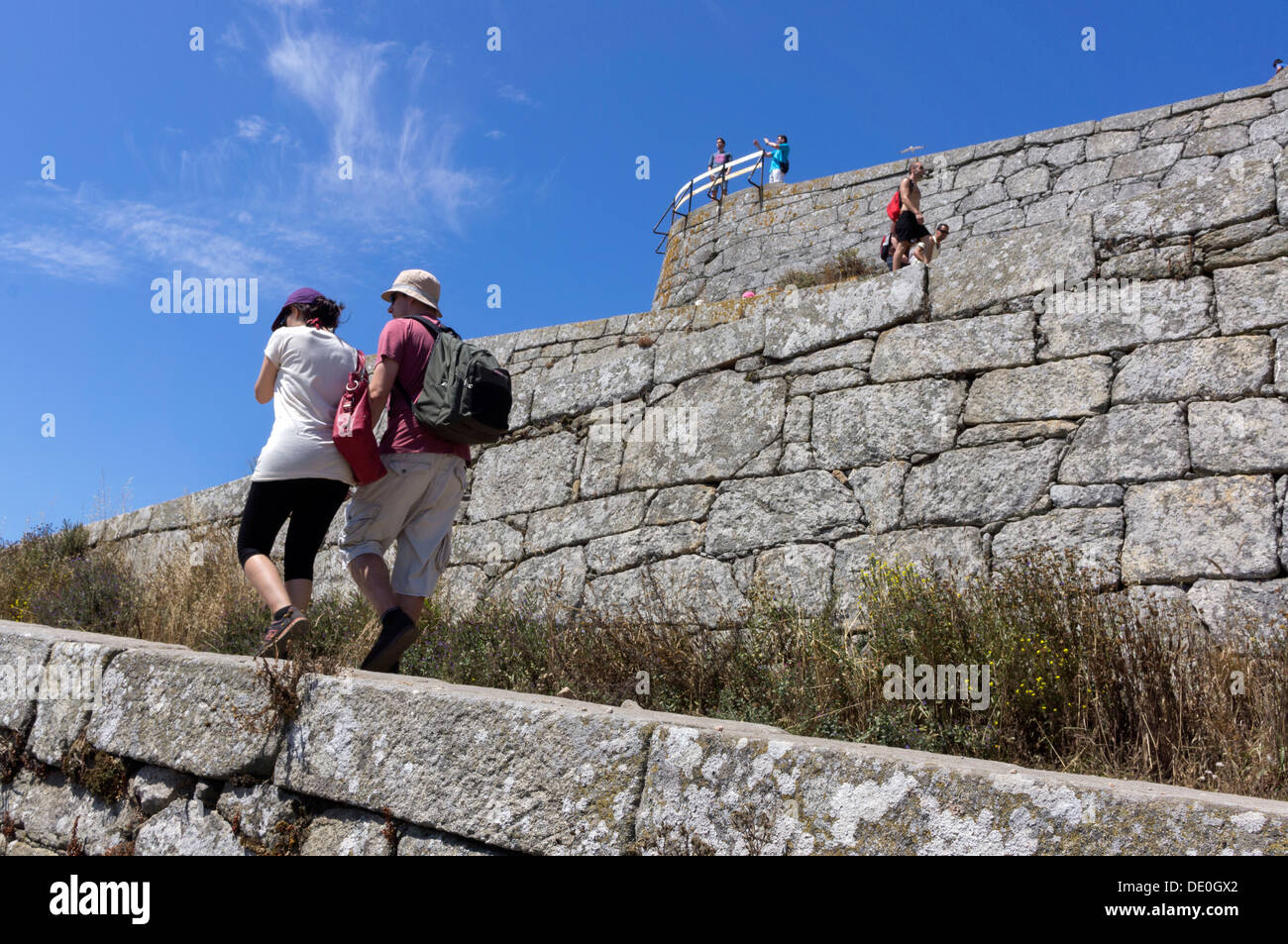 Numerosi turisti salgono le rampe per il Cies faro per ammirare la vista panoramica di tutte le isole. Foto Stock