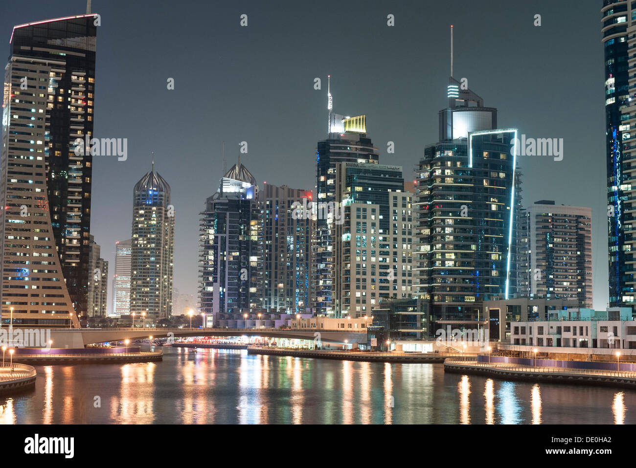 Grattacieli illuminare marina di notte Foto Stock