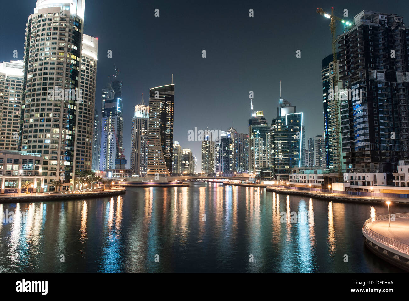 Grattacieli illuminare marina di notte Foto Stock