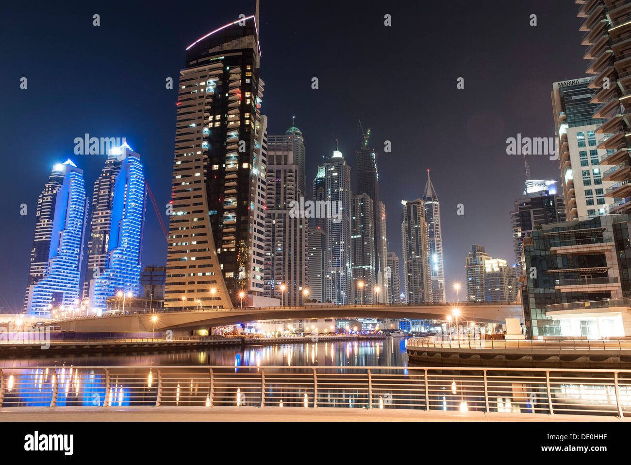 Grattacieli illuminare marina di notte Foto Stock
