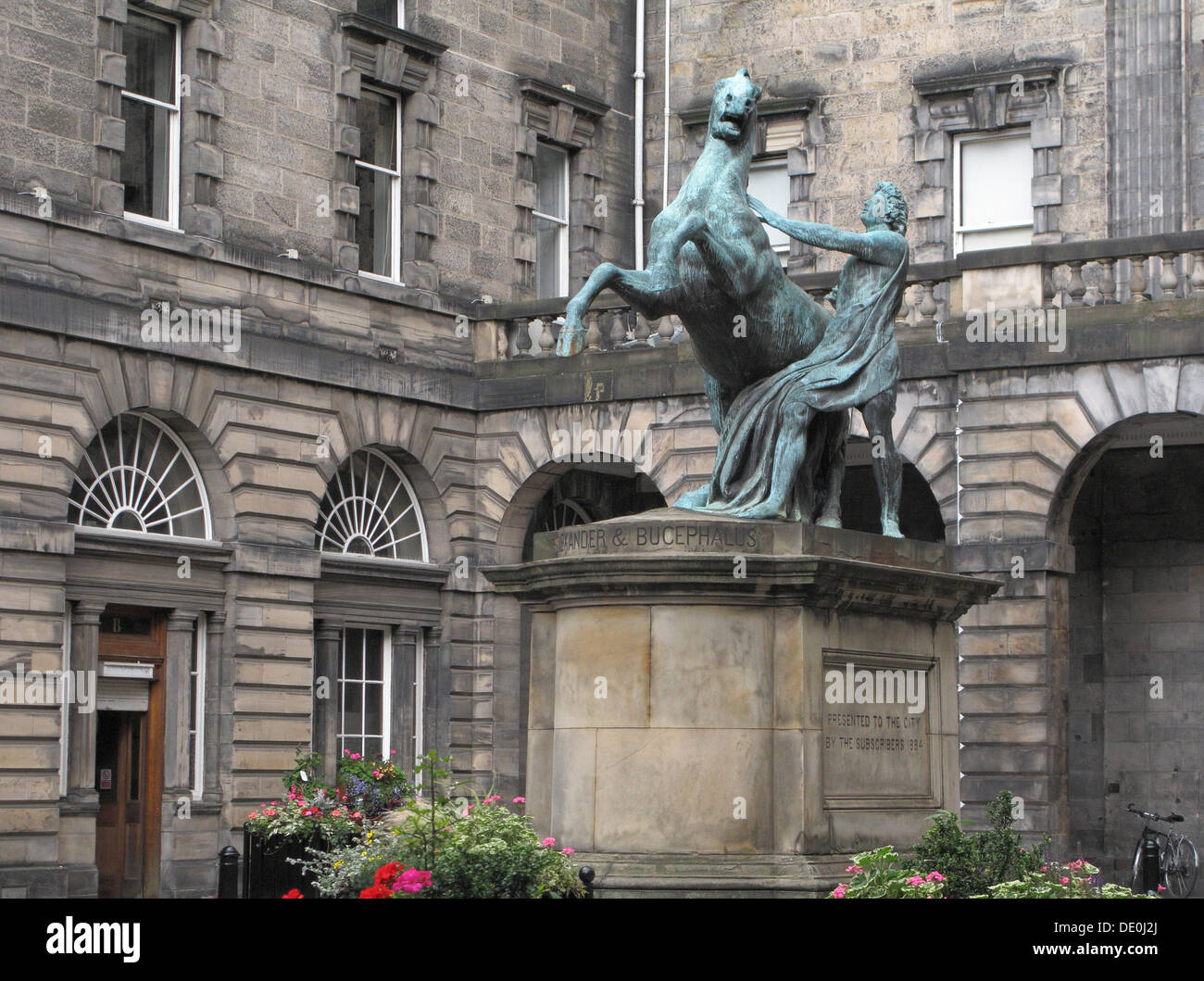 Alexander & Bucephalus statua, città bombature, High St, il Royal Mile di Edimburgo, Scozia, Regno Unito Foto Stock