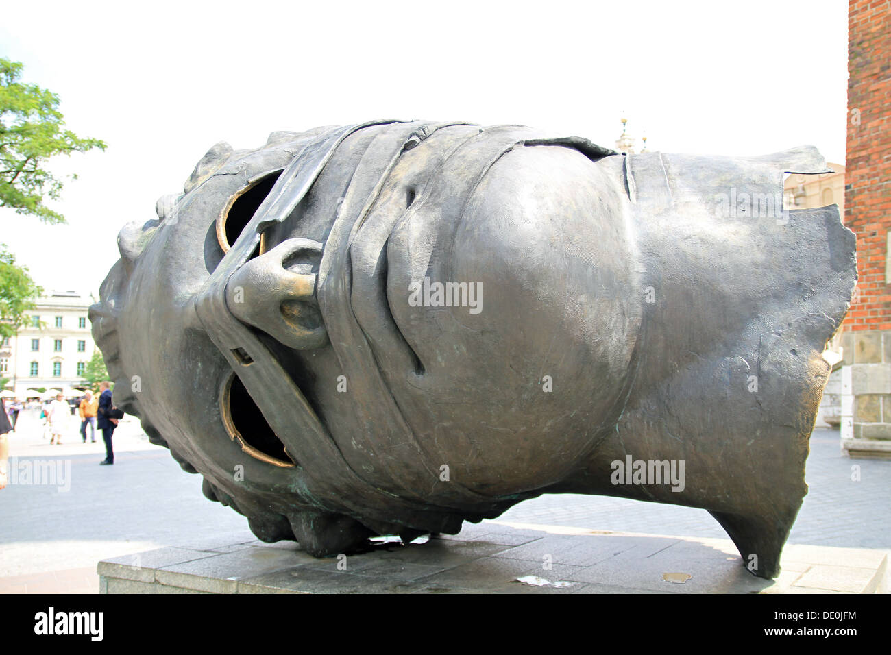 Eros bendato, scultura in bronzo di Igor Mitoraj in Rynek Glowny, dalla Piazza della Città di Cracovia Foto Stock