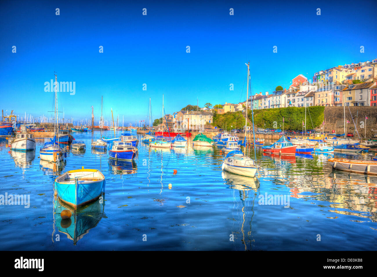Barche nel porto di brillanti colori Brixham Devon England in HDR su blue sky summer day Foto Stock
