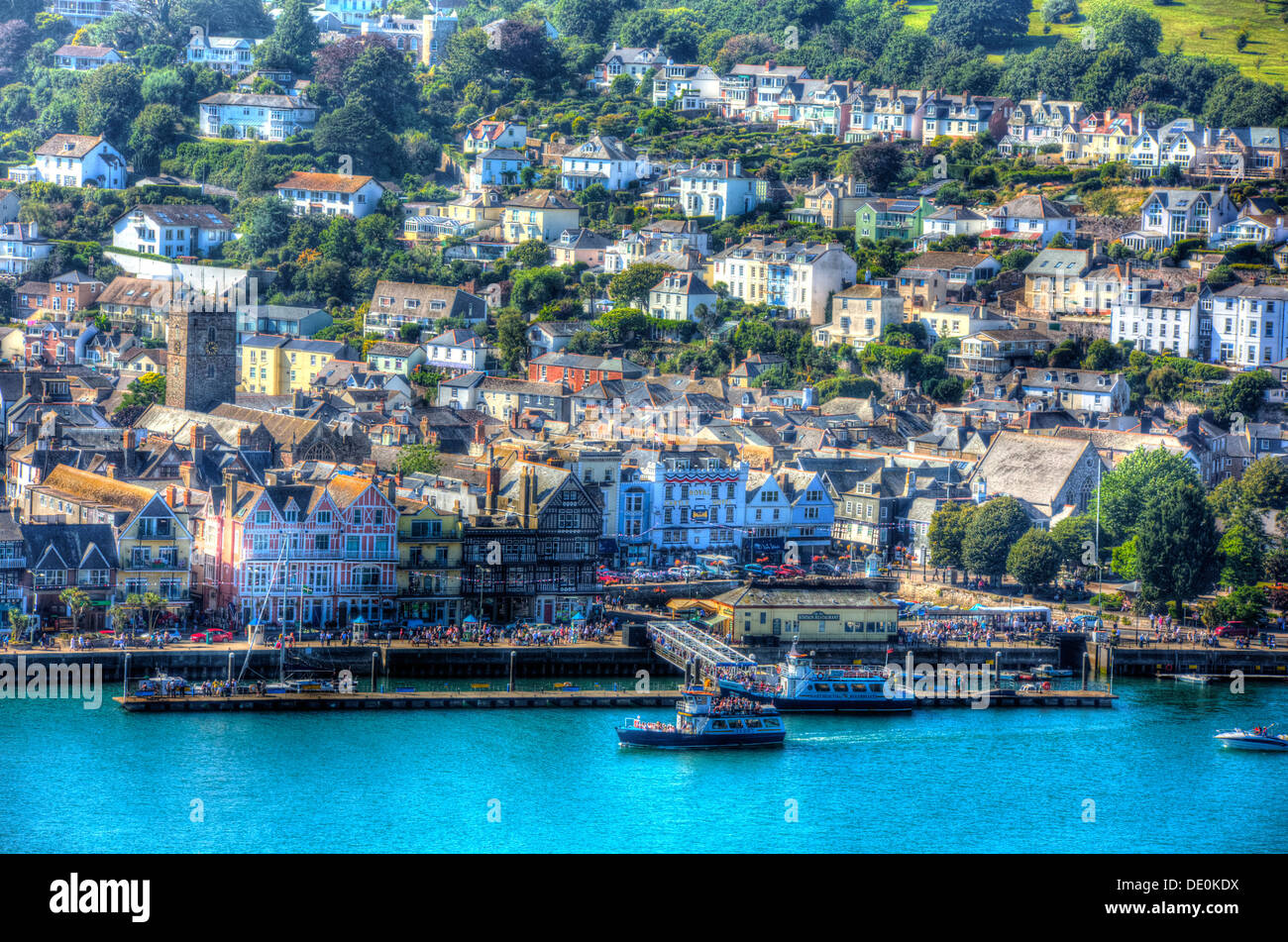 Vista della città di Dartmouth nel Devon con le barche nel porto in HDR colorati Foto Stock