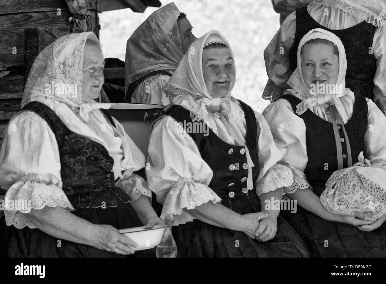 Tre donne di folklore sorriso per me Foto Stock