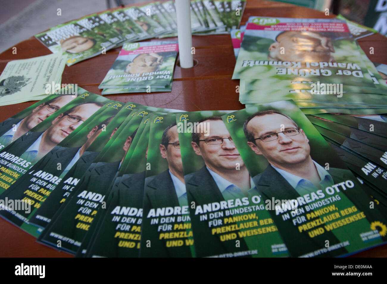 Berlino, Germania. 9 sett. 2013. Pre-elettorale del partito il Partito Verde tedesco a Mauerpark. Volantini che mostra Andreas Otto. Foto Stock