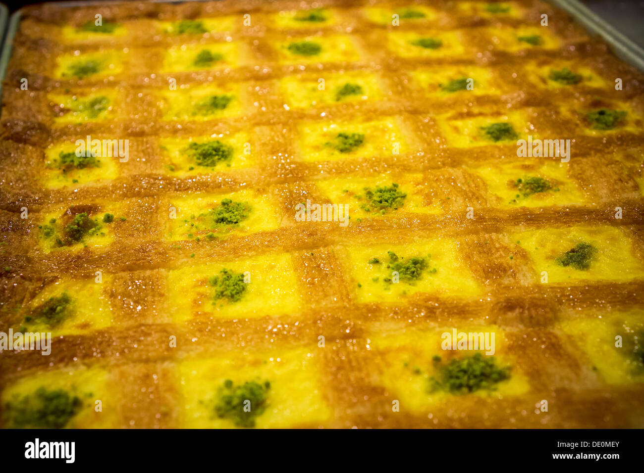 Una selezione di dolci e pasticceria presso un panificio Arab-American nella Bay Ridge quartiere di Brooklyn a New York Foto Stock