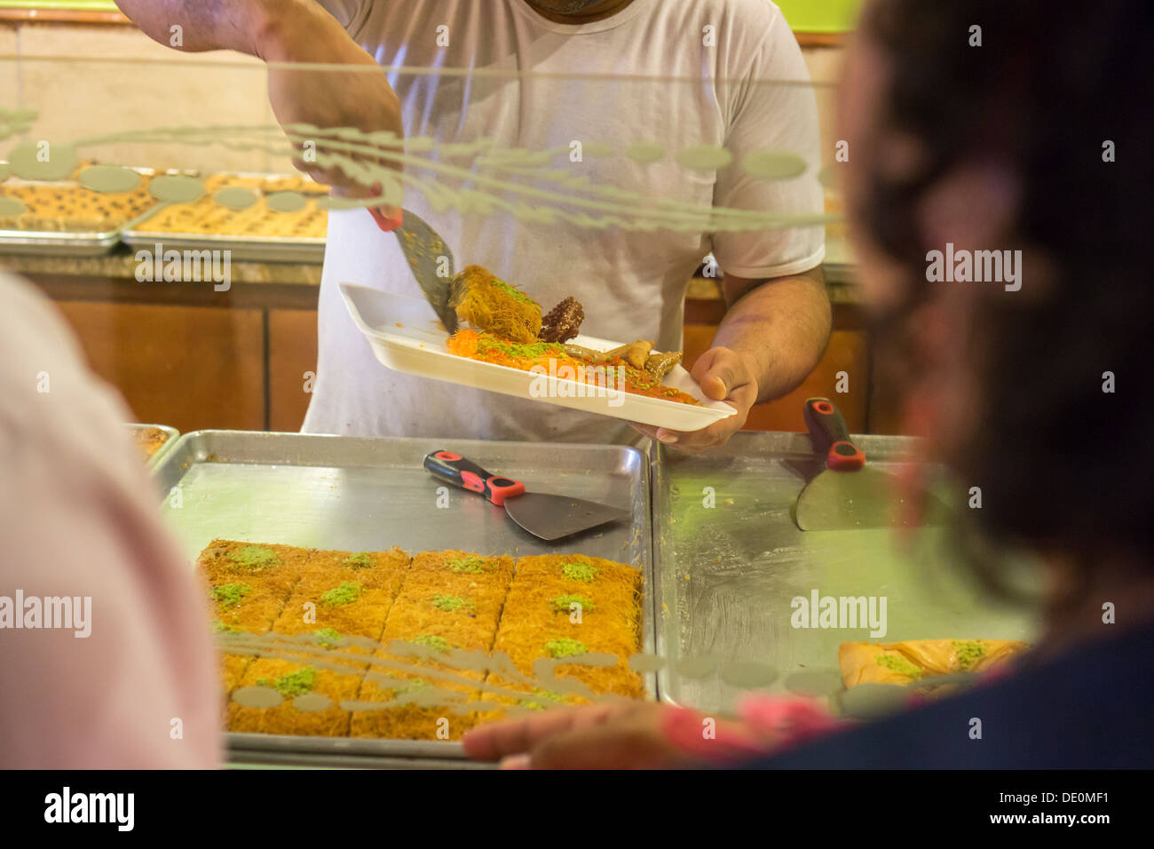 Una selezione di dolci e pasticceria presso un panificio Arab-American nella Bay Ridge quartiere di Brooklyn a New York Foto Stock