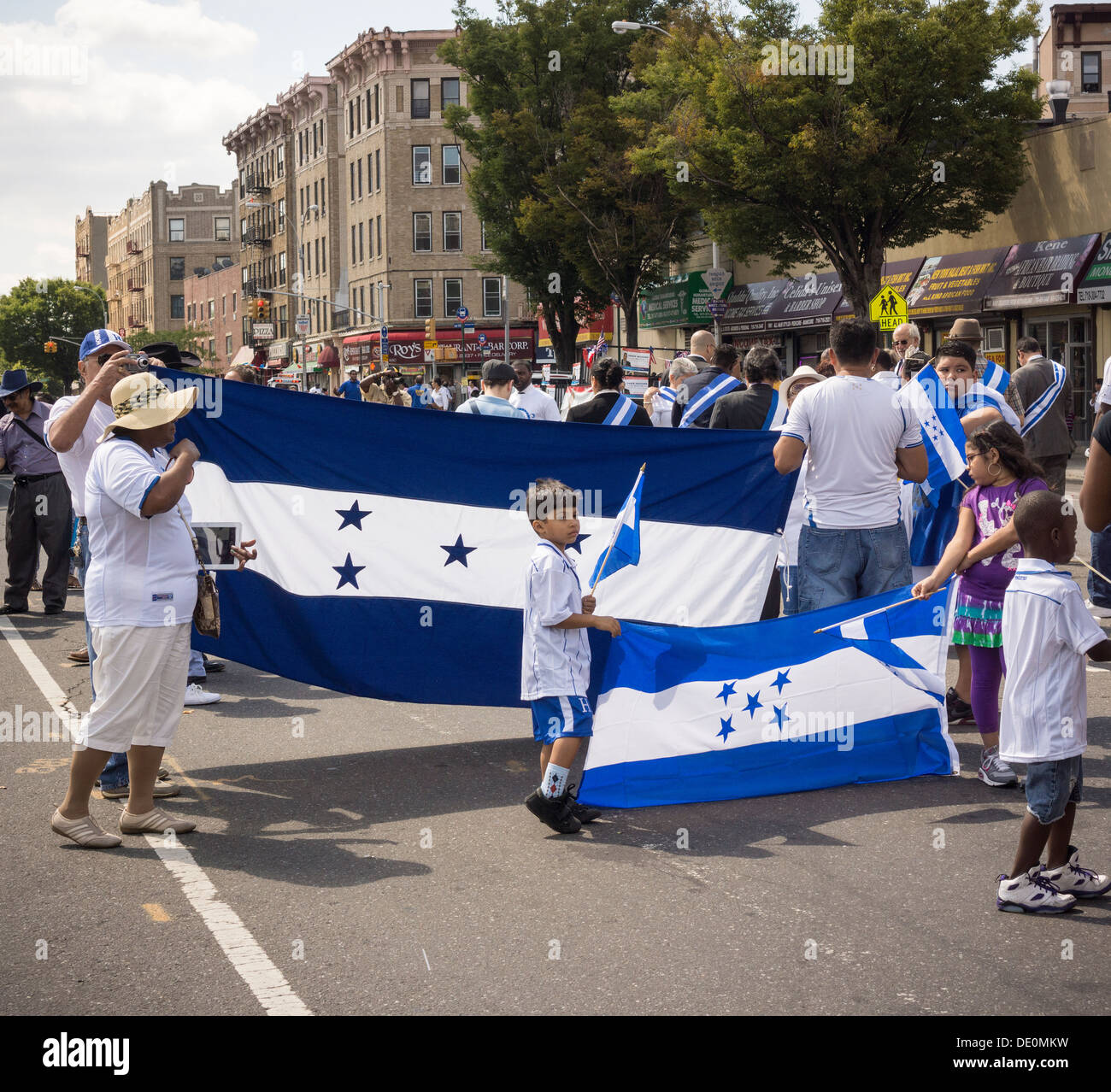 Dimostranti in International honduregno centrale e parata americana su Southern Blvd. Foto Stock