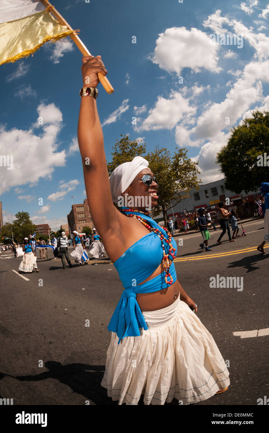 Dimostranti in International honduregno centrale e parata americana su Southern Blvd. Foto Stock