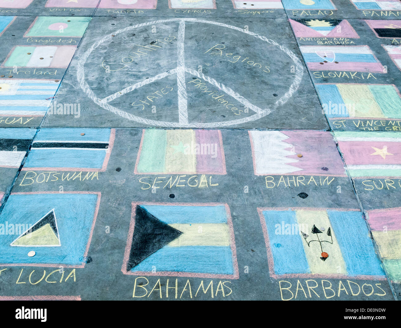 Pavimentazione arte in Trafalgar Square, London, Regno Unito - colorata gesso disegni di bandiere nazionali di tutto il mondo Foto Stock