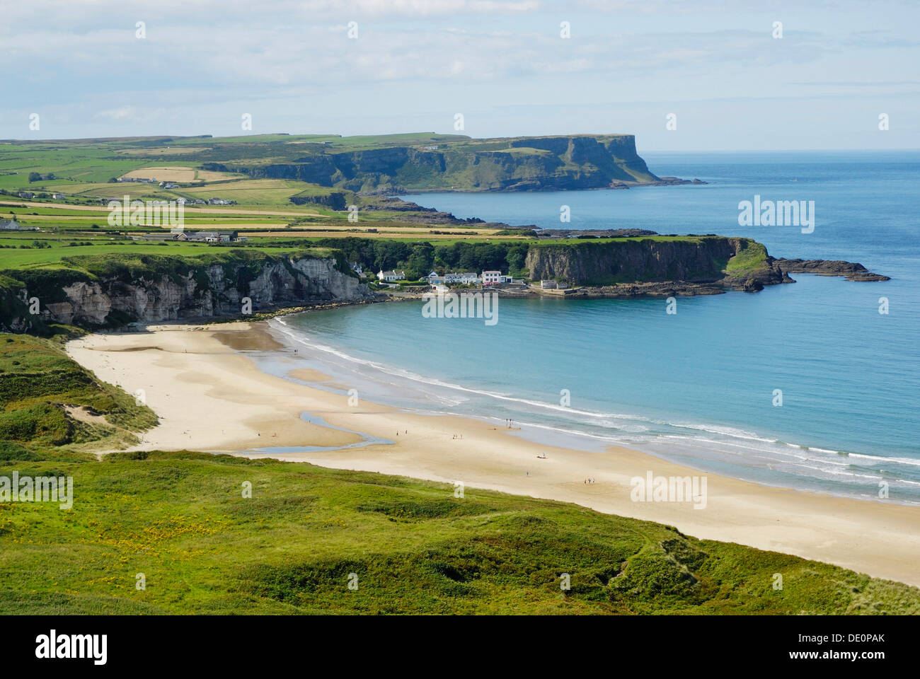 Nord del litorale irlandese con ampie spiagge di sabbia a Ballycastle, County Antrim, Irlanda del Nord, Regno Unito, Europa Foto Stock