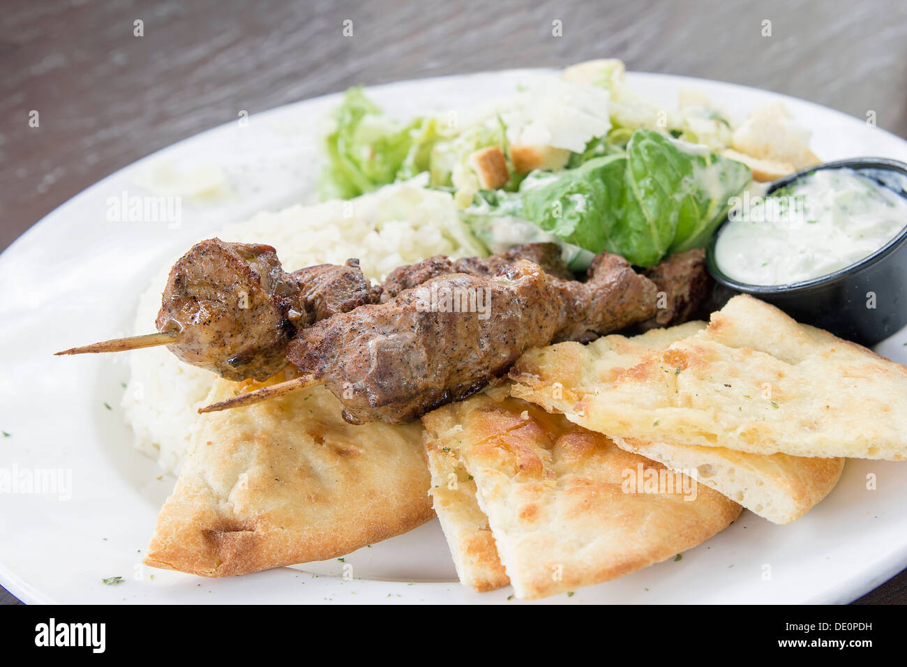Agnello kebab spiedini con riso Basmati pane Naan e insalata Closeup Foto Stock