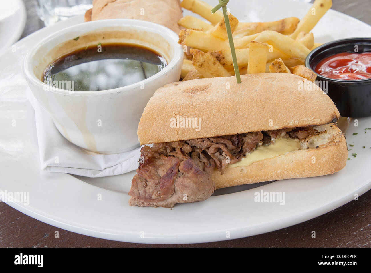 Philadelphia Carni bovine cheese steak sandwich con salsa di immersione e patatine fritte Foto Stock