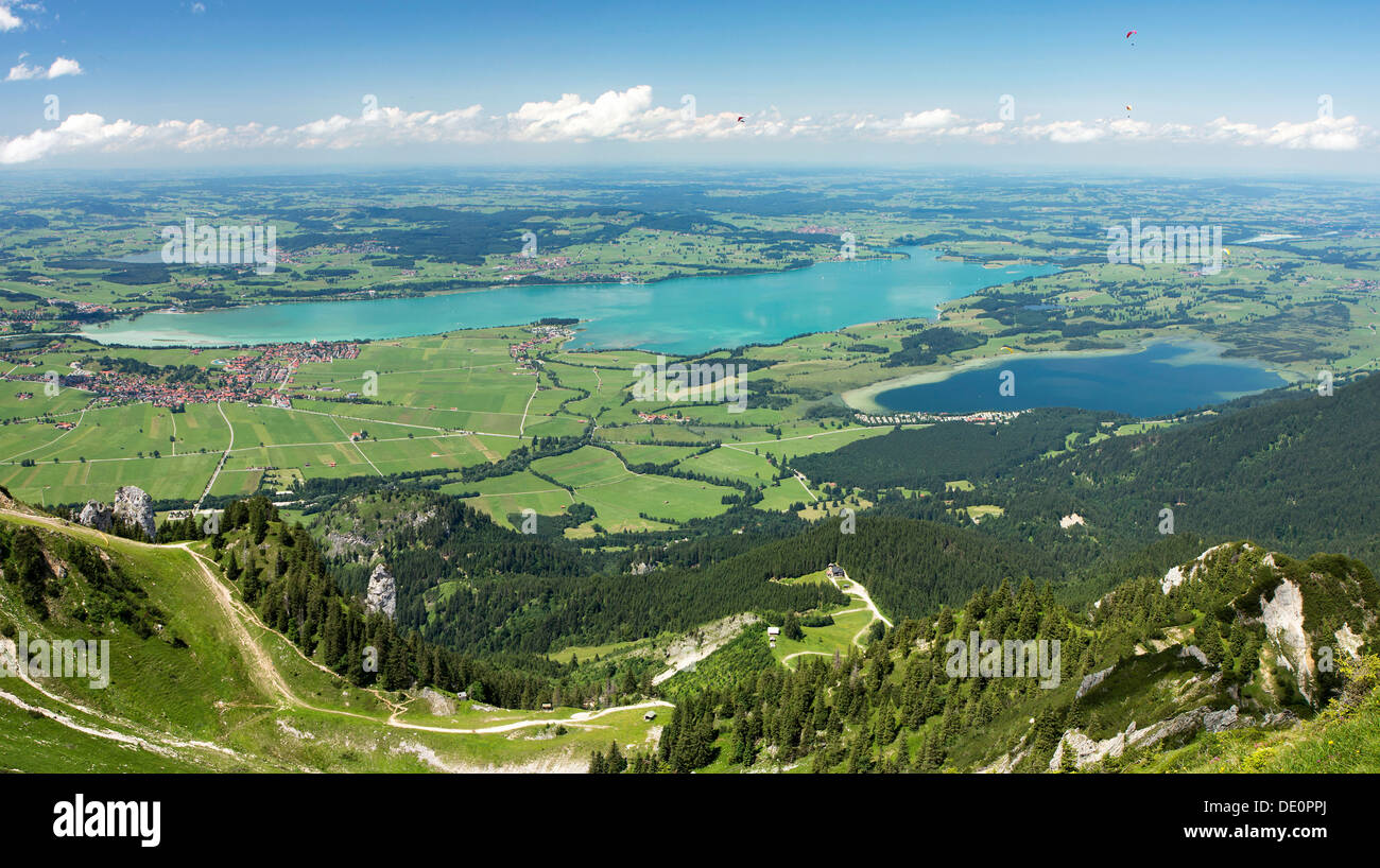 Vista dal Monte Tegelberg verso il lago di Forggensee e lago Bannwaldsee in Algovia orientale, Baviera, PublicGround Foto Stock