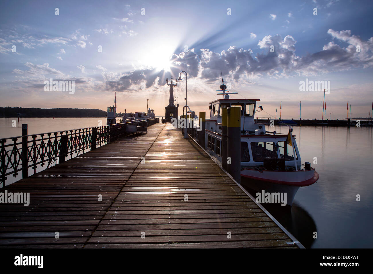 La luce del mattino nel porto di Costanza con Imperia e navi, il lago di Costanza, Baden-Wuerttemberg, PublicGround Foto Stock