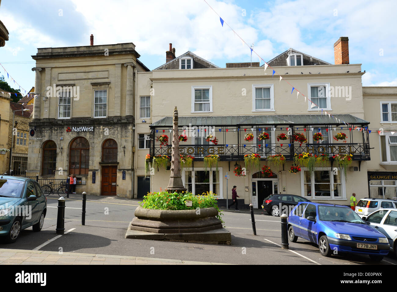 Croce di mercato storico e George Hotel, luogo di mercato, Frome, Somerset, Inghilterra, Regno Unito Foto Stock