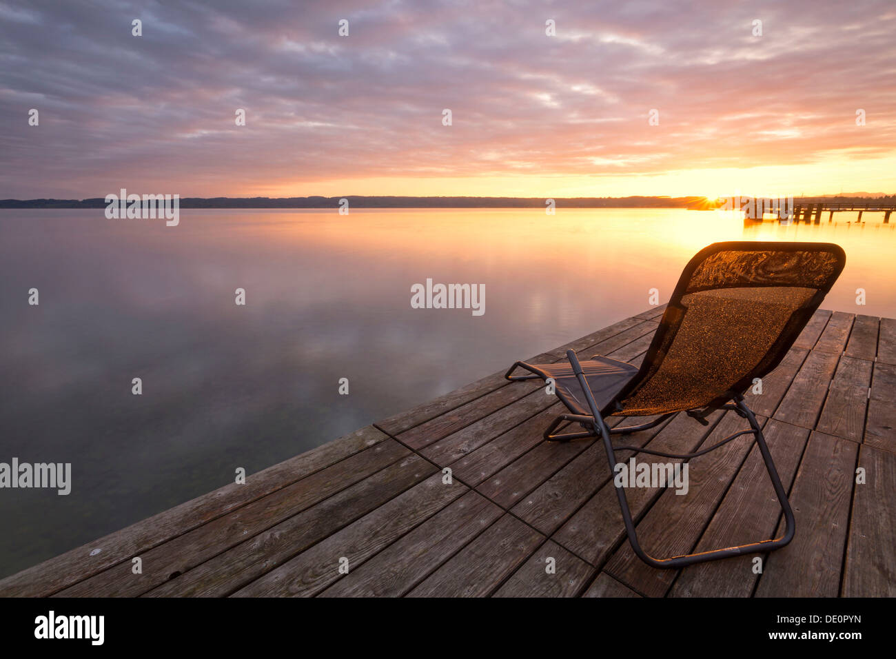 Sedia a sdraio su un molo, la mattina presto al Lago di Starnberg vicino a Seeshaupt, Baviera, PublicGround Foto Stock