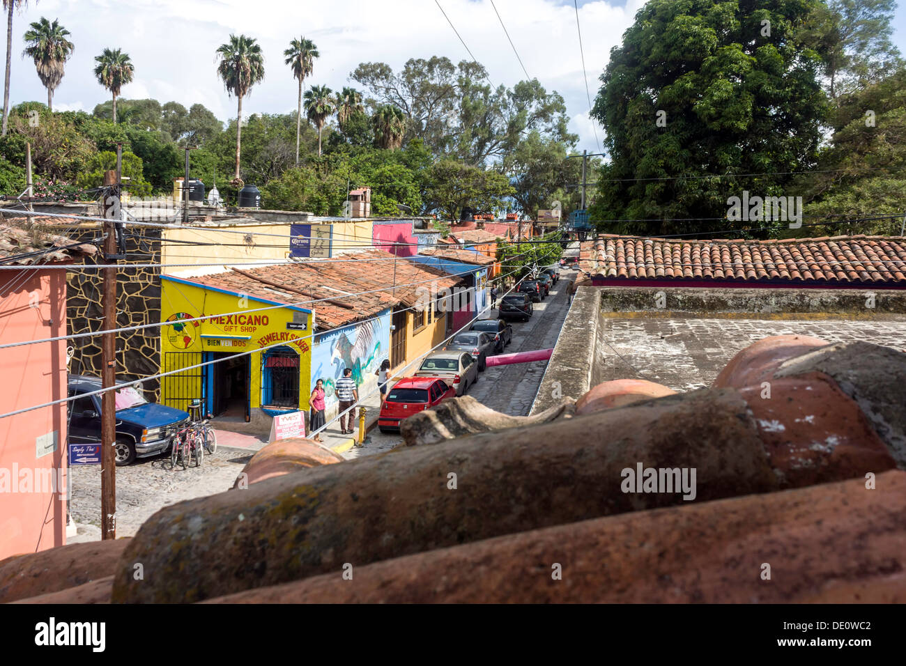 Vista sul tetto della strada Ajijic foderato con pittoreschi negozi, gallerie d'arte, ristoranti e boutique hotels. Foto Stock