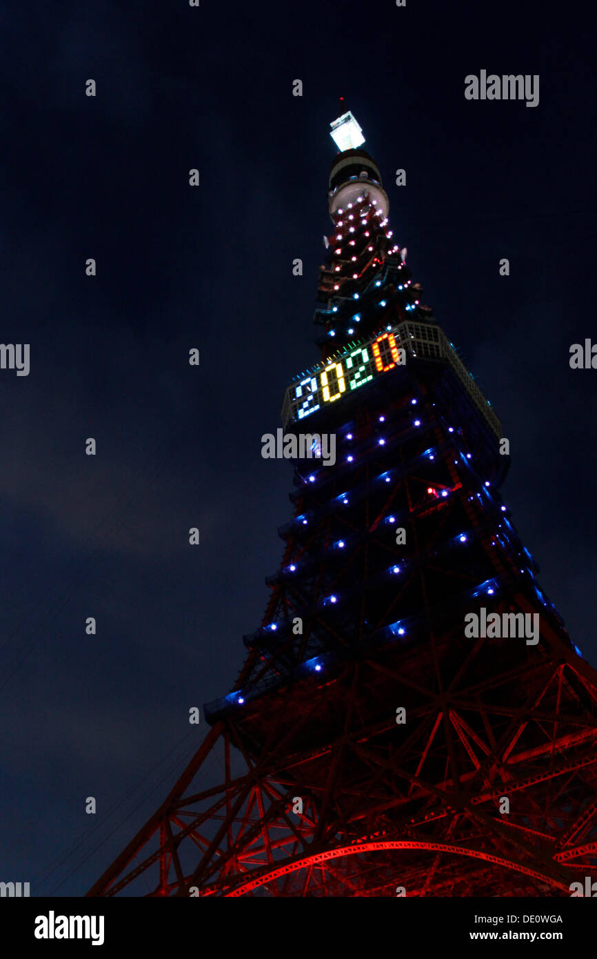 Tokyo, Giappone. 09Sep, 2013. La Torre di Tokyo è stata illuminata con i colori olimpici lungo con il numero 2020 per celebrare il Tokyo la vittoria a host 2020 olympics. Credito: Miyoko Fukushima/Alamy Live News Foto Stock