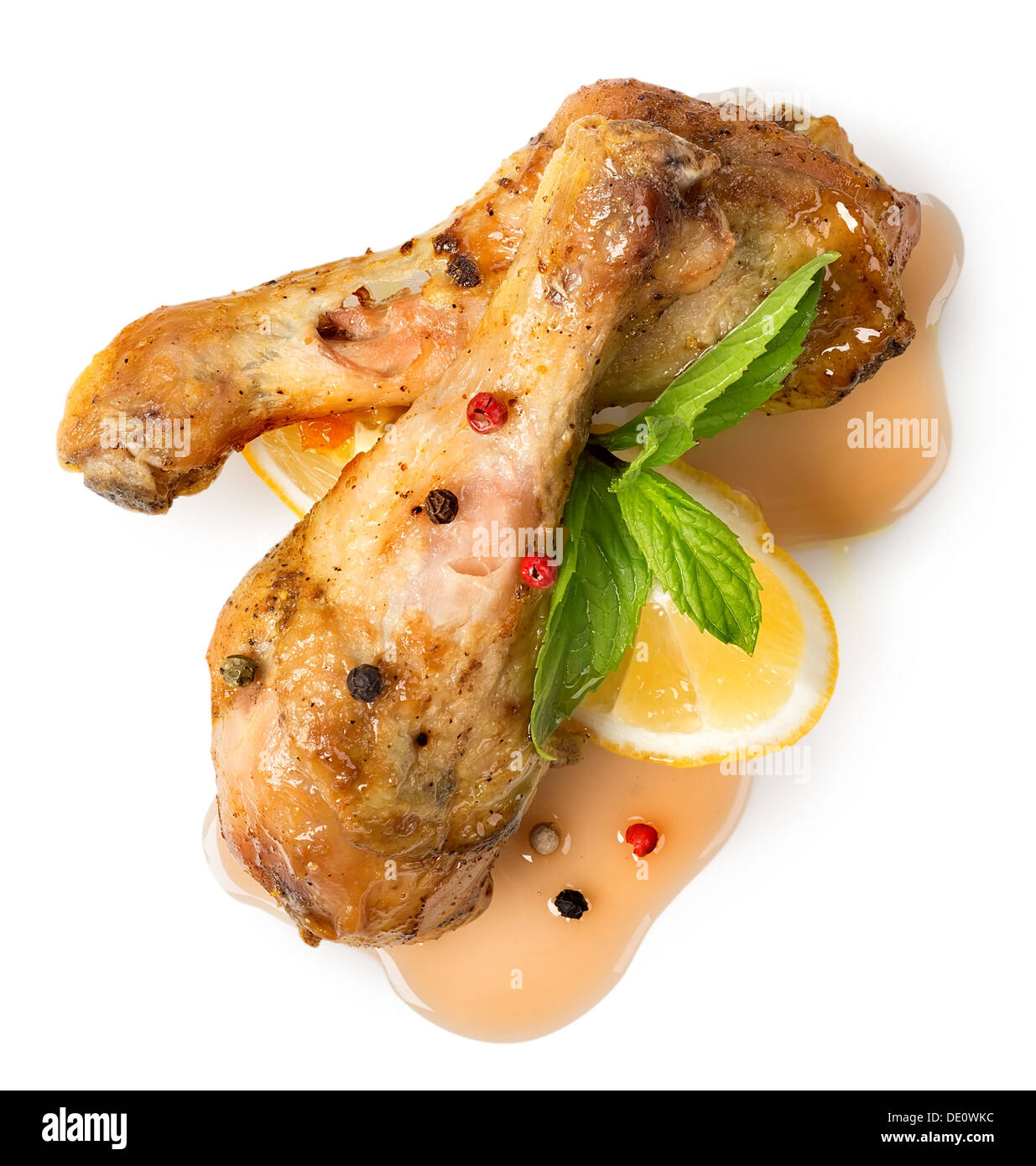 Fried le cosce di pollo con salsa al limone e verdi Foto Stock