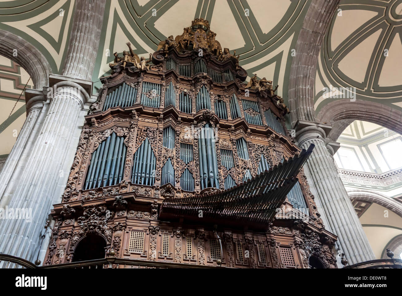 Uno dei due grandi antichi organi della tubazione e il soffitto a volta struttura all'interno della cattedrale nazionale del Messico a Città del Messico. Foto Stock