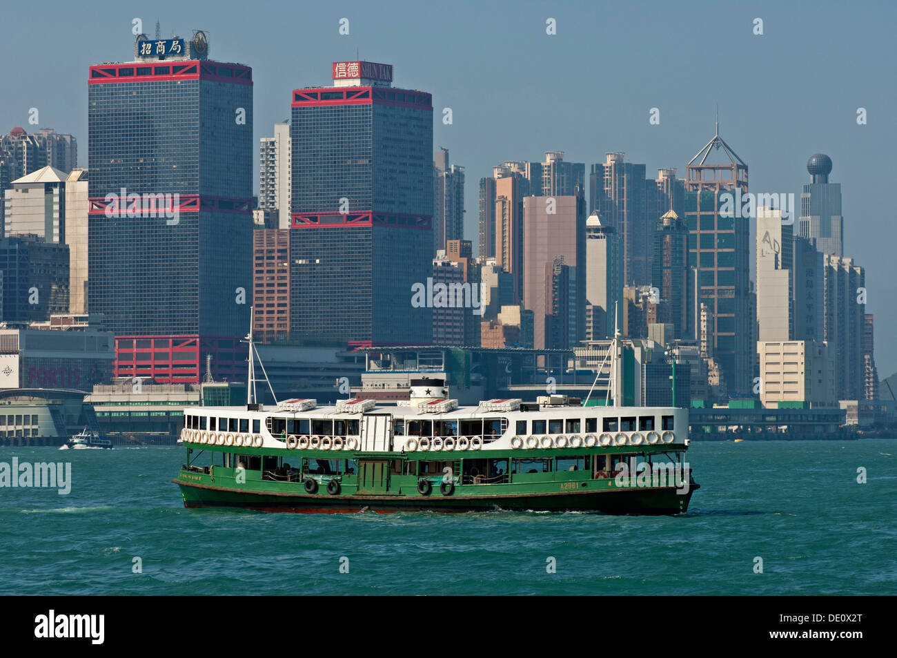 Un traghetto Star porta i passeggeri tra l'Isola di Hong Kong e Kowloon e attraverso il porto di Victoria e di Hong Kong Foto Stock