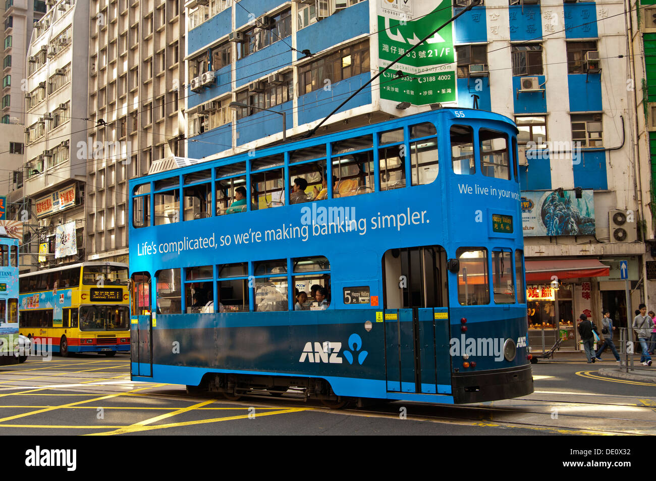 Doppio ponte di vettura tranviaria di Hong Kong con il tram tram corpo pubblicità per la banca ANZ, Hong Kong Foto Stock