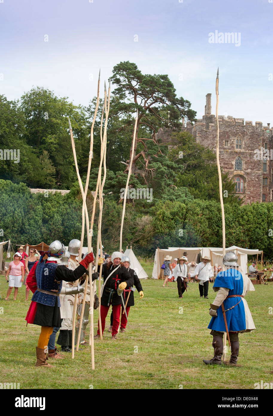 Il 'Berkeley Skirmish' medieval rievocazioni a Berkeley Castle vicino a Gloucester dove il cinquecentesimo anniversario della battaglia di F Foto Stock