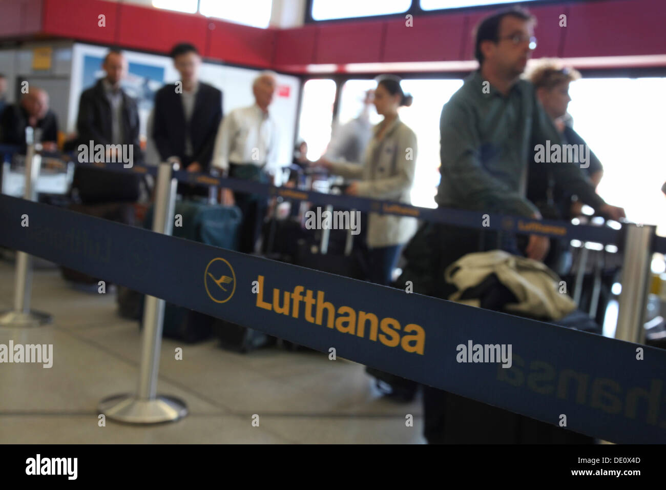 I passeggeri in attesa all'aeroporto, ritardi e cancellazioni dei voli a causa dello sciopero della Lufthansa assistenti di volo Foto Stock