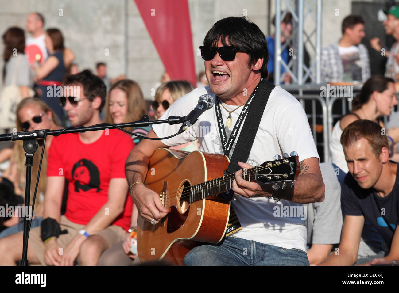 Conrad Keely, solo le prestazioni mediante il cantante degli Stati Uniti la rock band ... E si sa di noi dal sentiero dei morti durante la su Foto Stock