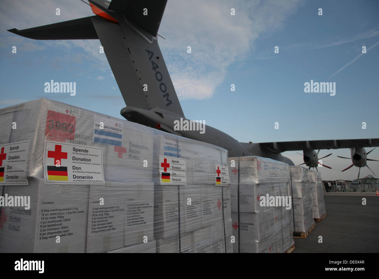 Forniture per il soccorso di fronte un Airbus A400M Atlas, ILA Berlin Air Show, Berlino Foto Stock
