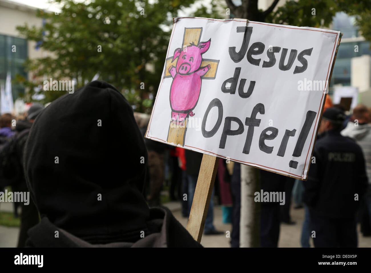 Segno, lettering "Gesù du Opfer', tedesco per "Gesù, tu sei la vittima, protesta contro il fondamentalismo cristiano e per il Foto Stock