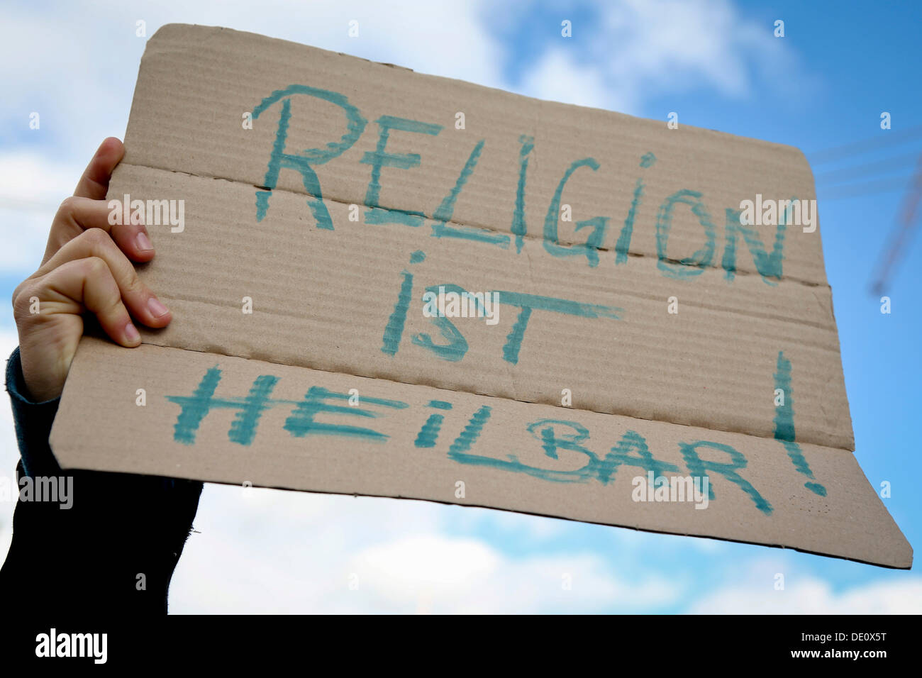 Segno di scritte "religione ist heilbar', tedesco per il 'religion è induribile, ' protesta contro il fondamentalismo cristiano e per il Foto Stock