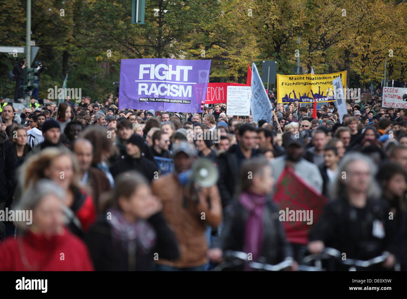 Protesta dei rifugiati a Berlino, diverse migliaia di persone che unisce il marzo al Reichstag, rivendicano il diritto di soggiorno, un fine Foto Stock